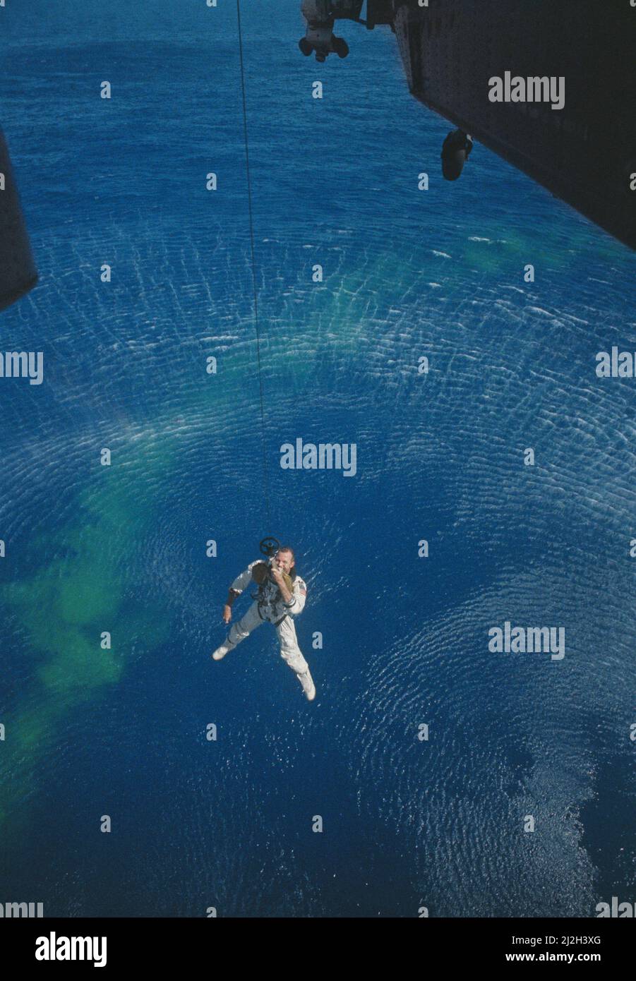 L'astronauta Gordon Cooper viene sollevato su un elicottero della Marina durante le operazioni di recupero nell'Oceano Atlantico della navicella spaziale Gemini-5. Foto Stock