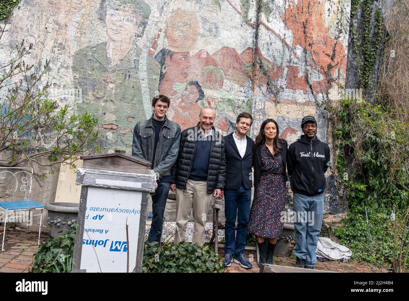 New York, New York, Stati Uniti. 1st Apr 2022. Il leader della maggioranza del Senato degli Stati Uniti Charles Schumer visita il Giardino della Comunità Culturale la Plaza e fa un annuncio. Al Senatore Schumer si è aggiunto il senatore di Stato Brad Hoylman, membro del consiglio comunale Carlina Rivera, volontari e sostenitori del giardino. Gli fu dato un giro intorno al giardino guidato da Jackson Gilkey e piantato insieme a Hoylman e Rivera piccole piante. Durante la visita, il leader Schumer ha annunciato che i programmi USDA finanziati con la Legge bipartisan sulle infrastrutture sosterranno tutti gli orti comunitari esistenti e possono candidarsi per tali programmi Foto Stock