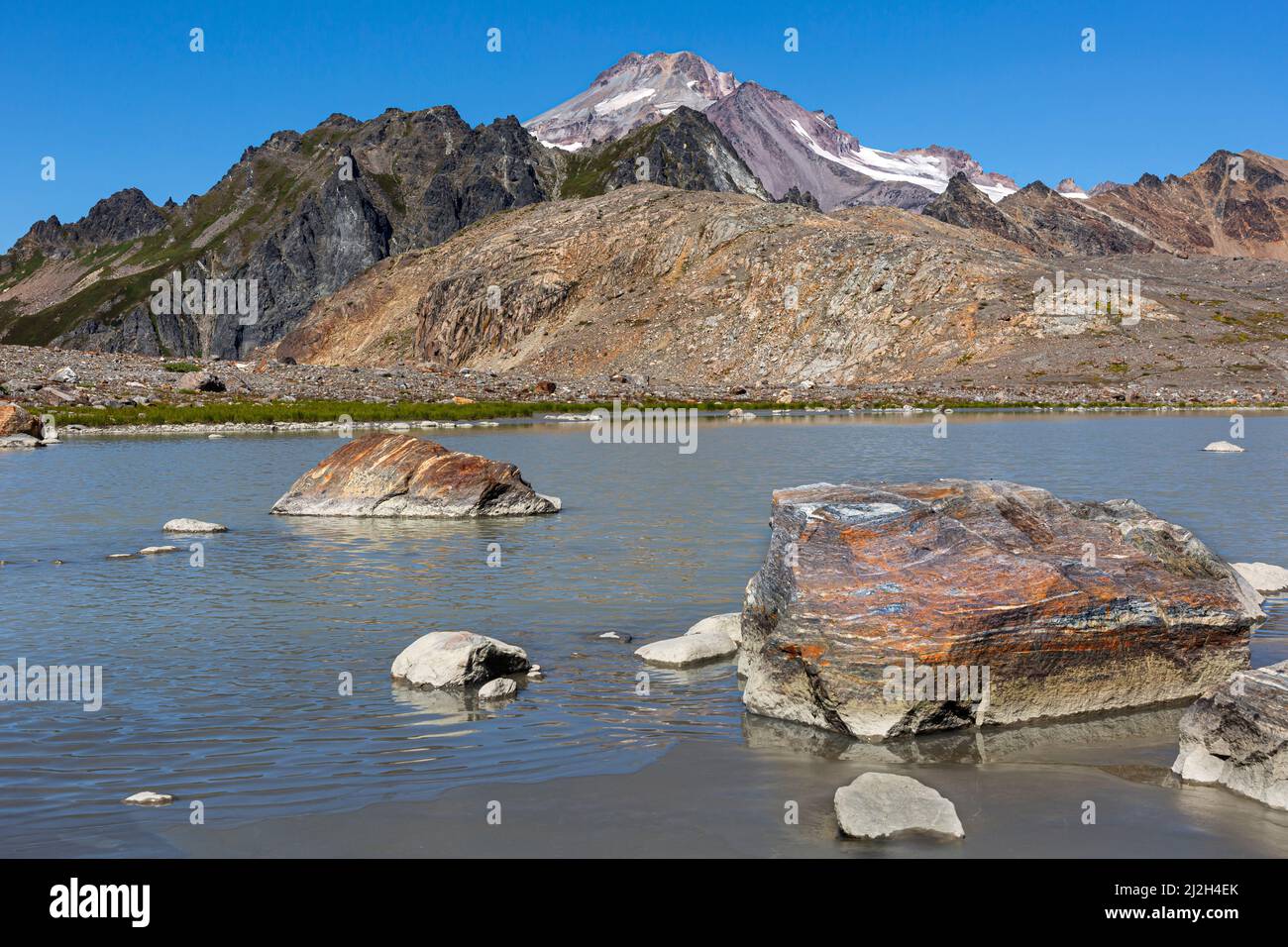 WA21253-00...WASHINGTON - acqua di fusione glaciale lattiginosa situata sotto il White Chuck Glacier Peak nel Glaicer Peak Wilderness. Foto Stock