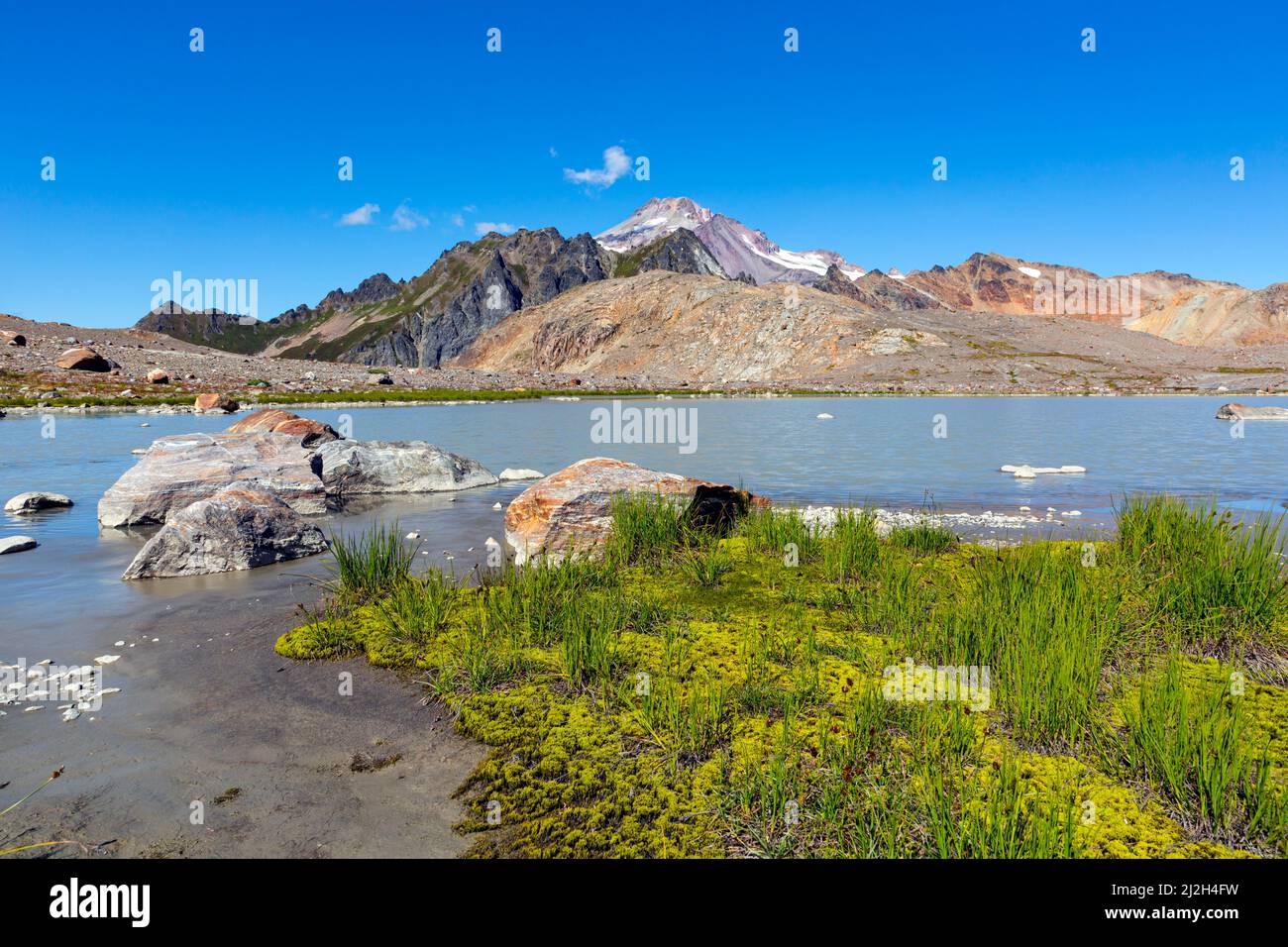 WA21258-00...WASHINGTON - Glacier Peak e il lago glaciale fondono sotto il White Chuck Glacier nella zona di Glacier Peak Wilderness. Foto Stock
