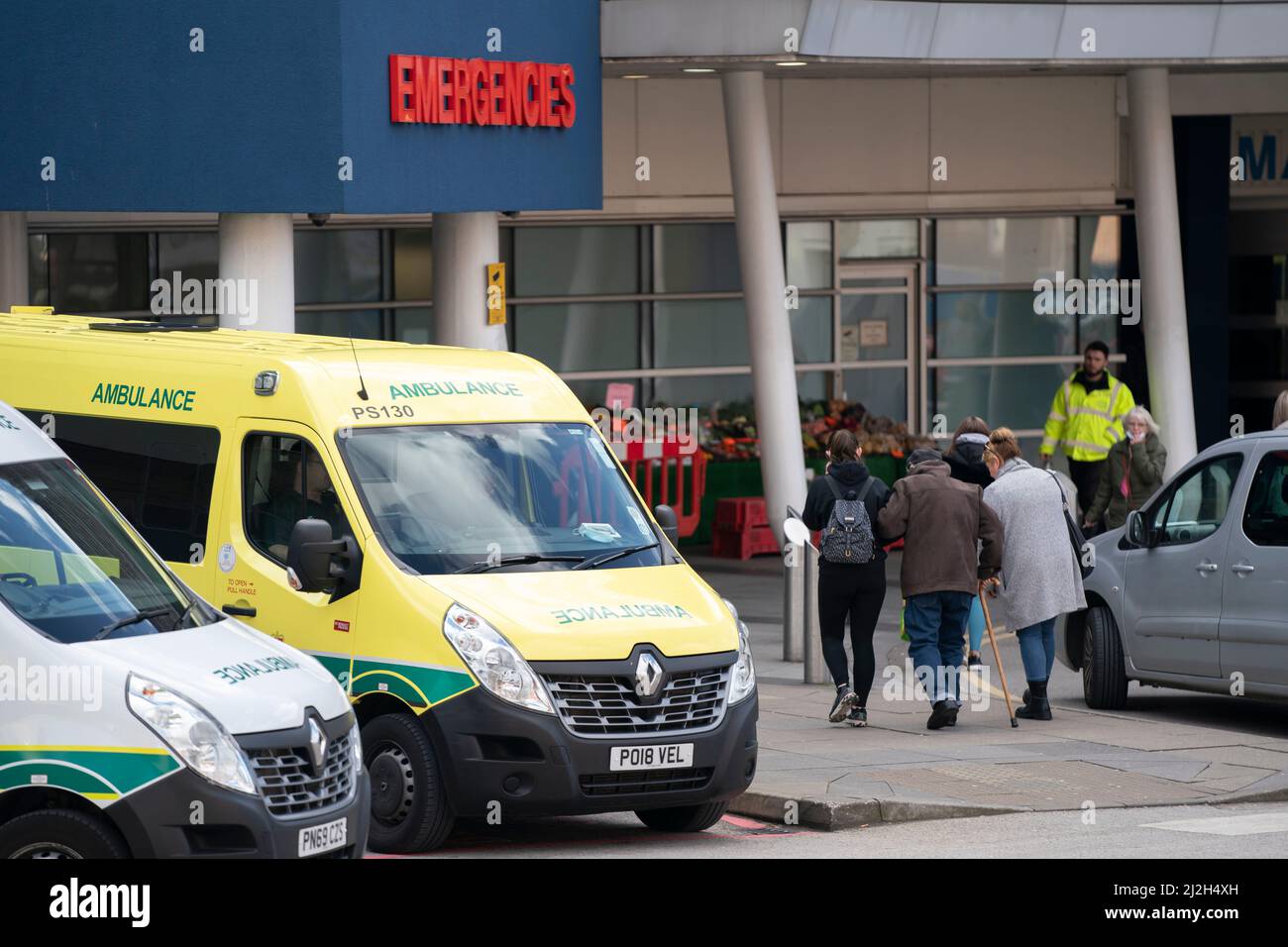 Liverpool, Gran Bretagna. 1st Apr 2022. La gente cammina per le emergenze del Royal Liverpool University Hospital a Liverpool, Gran Bretagna, 1 aprile 2022. La soddisfazione del pubblico nei confronti del servizio sanitario nazionale britannico (NHS) è scesa al livello più basso dal 1997 dopo un brusco calo durante la pandemia, suggerisce un sondaggio locale. Credit: Jon Super/Xinhua/Alamy Live News Foto Stock