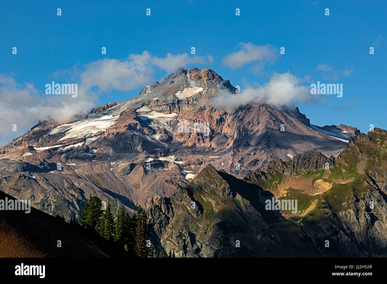 WA21277-00...WASHINGTON - il cono del Cinder del White Chuck e il Glacier Peak nell'area di Glacier Peak Wilderness. Foto Stock