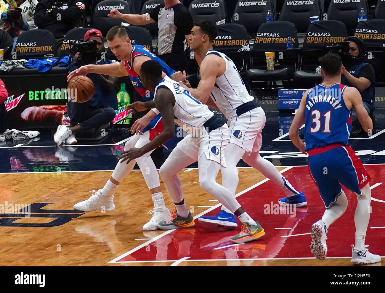 Washington, Stati Uniti. 01st Apr 2022. WASHINGTON, DC - APRILE 01: Washington Wizards Center Kristaps Porzingis (6) torna in Dallas Mavericks in avanti Dorian Finney-Smith (10) e centro Dwight Powell (7) durante una partita NBA tra i Washington Wizards e i Dallas Mavericks, il 01 Aprile 2022, alla Capital One Arena, a Washington, DC. (Foto di Tony Quinn/SipaUSA) Credit: Sipa USA/Alamy Live News Foto Stock