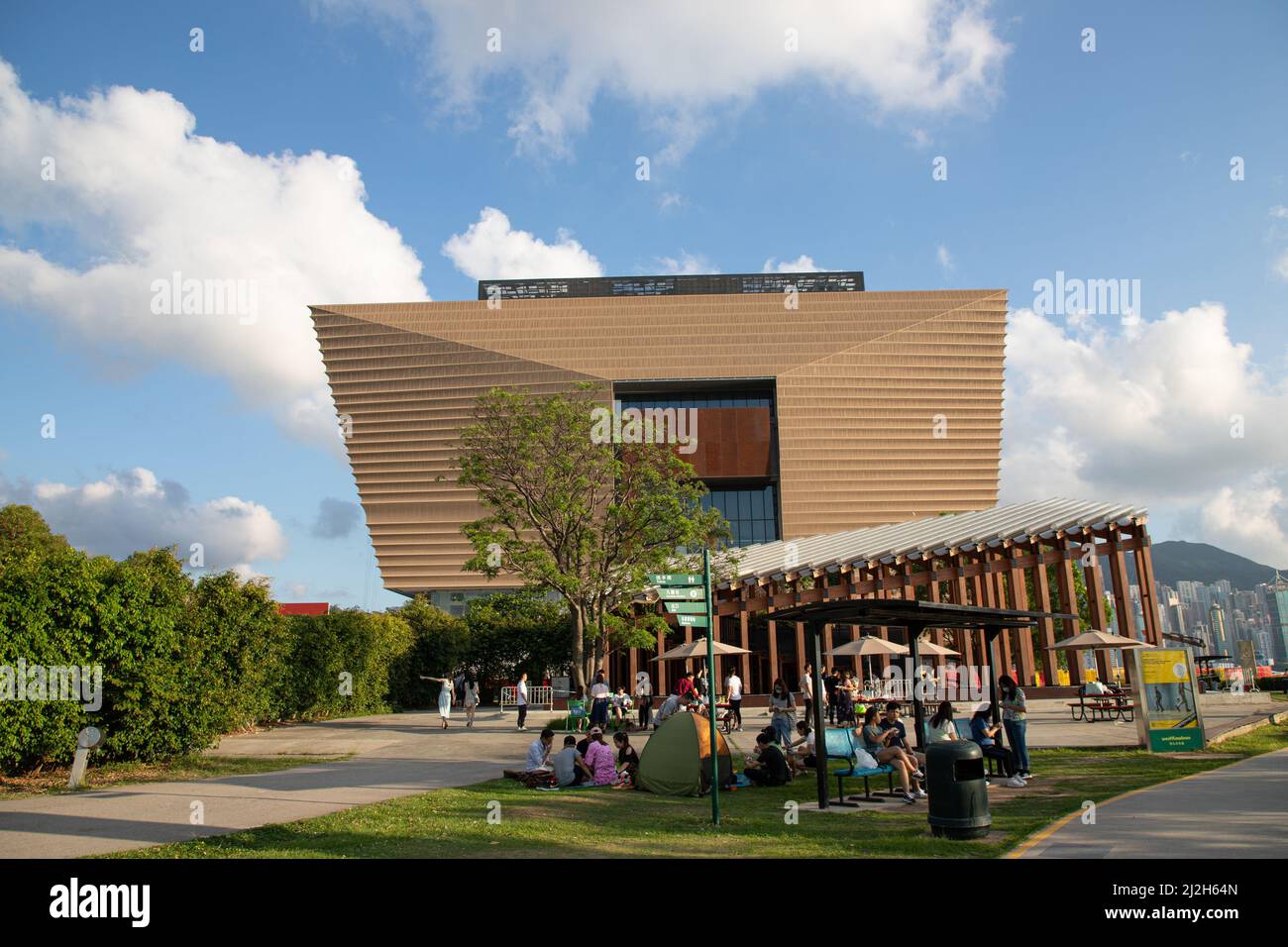 15 5 2021 Museo del Palazzo di Hong Kong che espone manufatti del Museo del Palazzo di Pechino nel quartiere culturale di Kowloon occidentale, con cielo blu, nuvole bianche e g Foto Stock