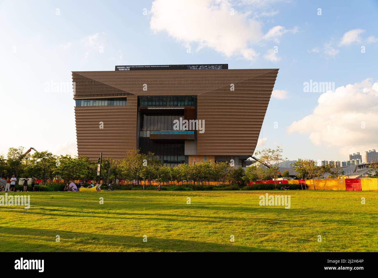 15 5 2021 Museo del Palazzo di Hong Kong che espone manufatti del Museo del Palazzo di Pechino nel quartiere culturale di Kowloon occidentale, cielo blu, nuvole bianche e verde Foto Stock