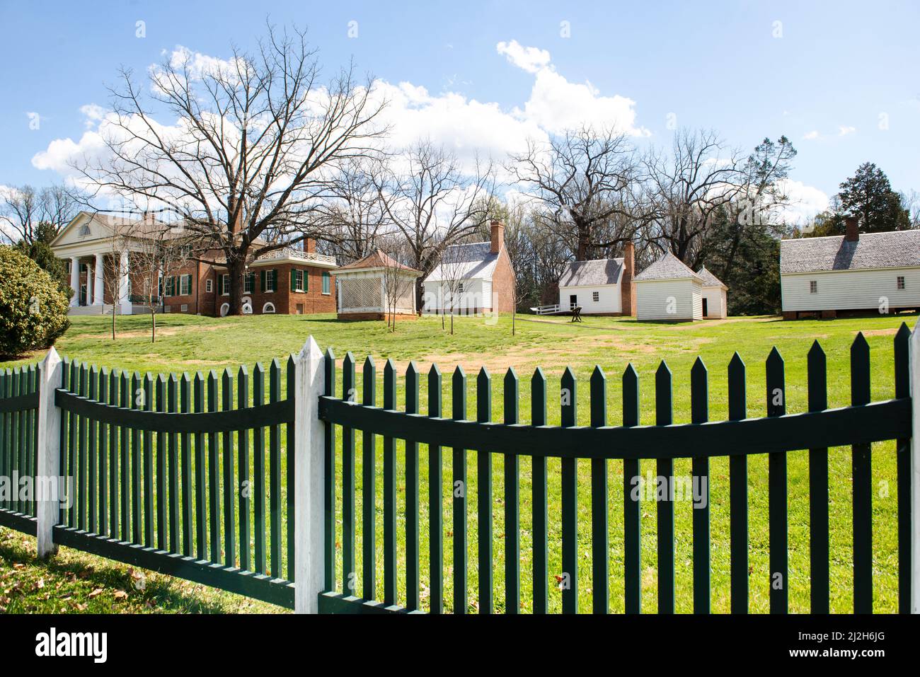 Montpelier Casa del presidente James Madison & Dolley Madison. Case schiavate. Quartieri ricostruiti della schiavitù, South Yard. Recinzione picket. Spazio didascalia. Foto Stock