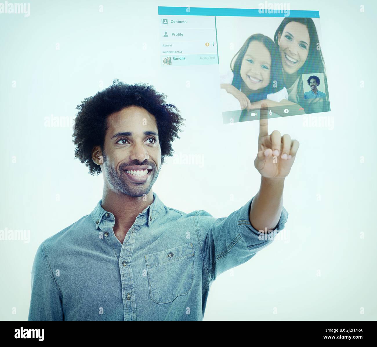 Un bel giovane uomo nero che utilizza un touchscreen trasparente.tutti i contenuti dello schermo è progettato da noi e non protetto da copyright da altri, e all'acquisto di un Foto Stock