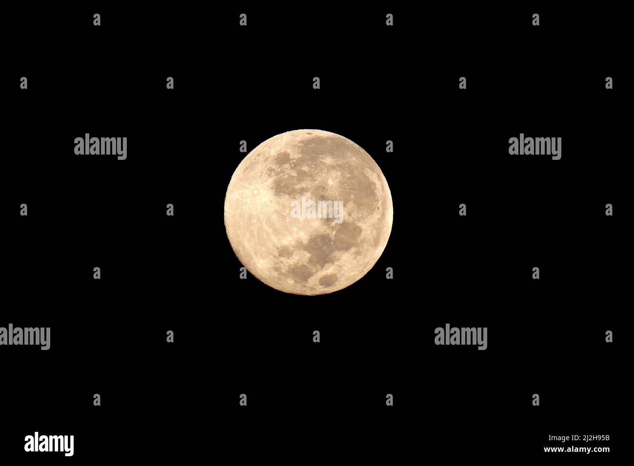 Vista di una luna piena in un cielo limpido e senza nuvole Foto Stock