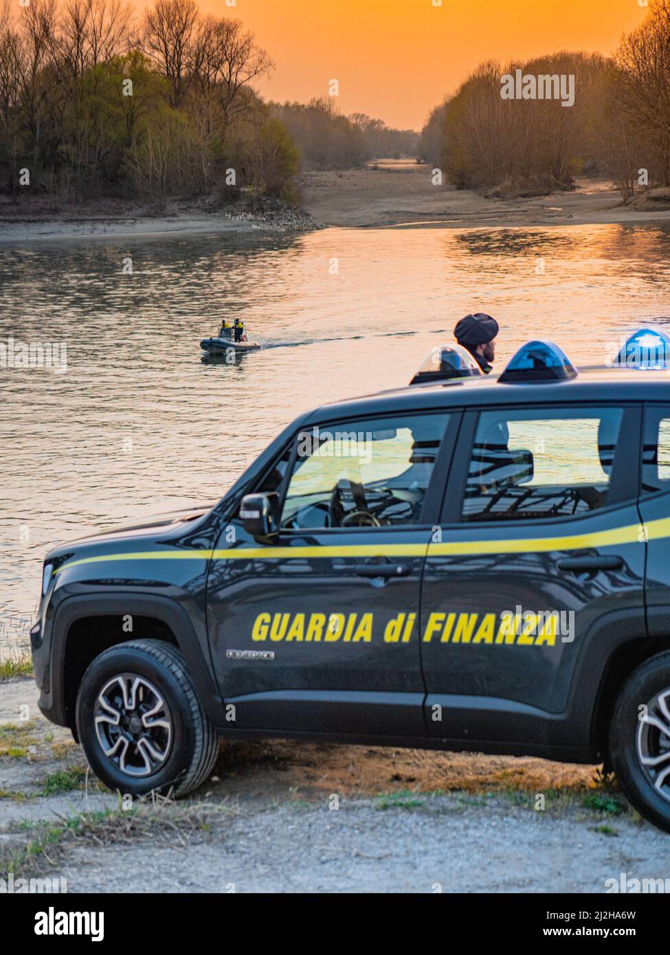 IRS polizia di evasione fiscale guardia di finanza al tramonto sulla costa del po, Lombardia, Italia Foto Stock