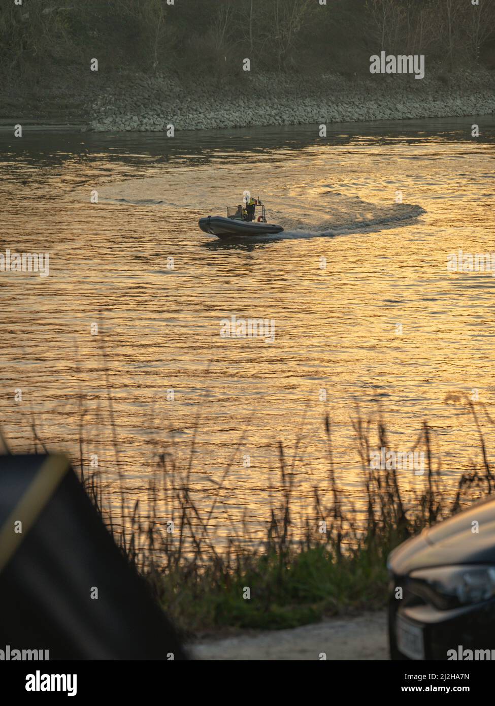 IRS polizia di evasione fiscale guardia di finanza al tramonto sulla costa del po, Lombardia, Italia Foto Stock