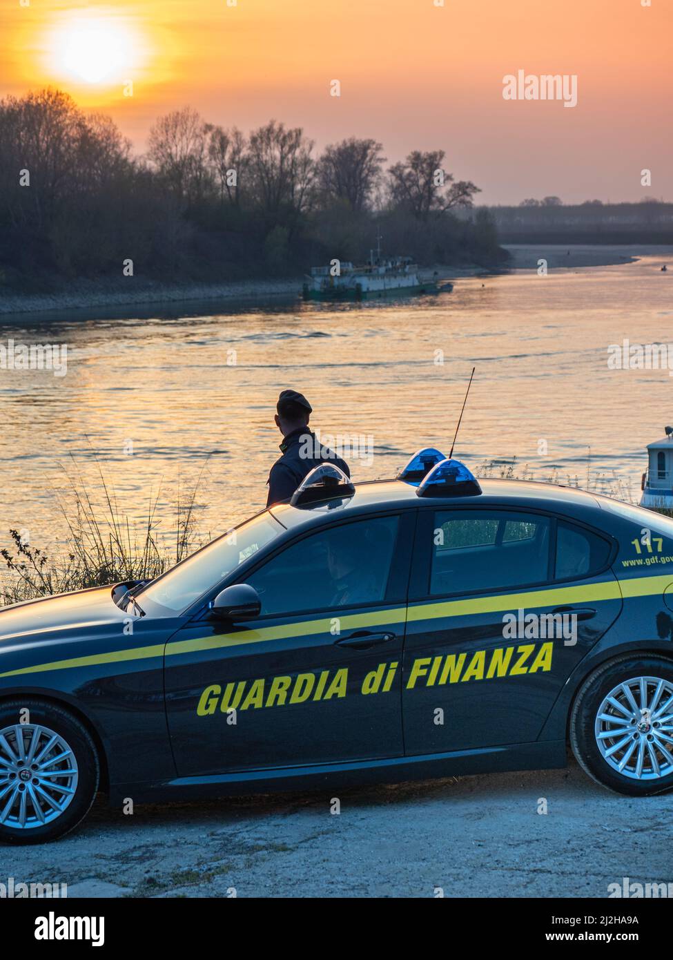 IRS polizia di evasione fiscale guardia di finanza al tramonto sulla costa del po, Lombardia, Italia Foto Stock