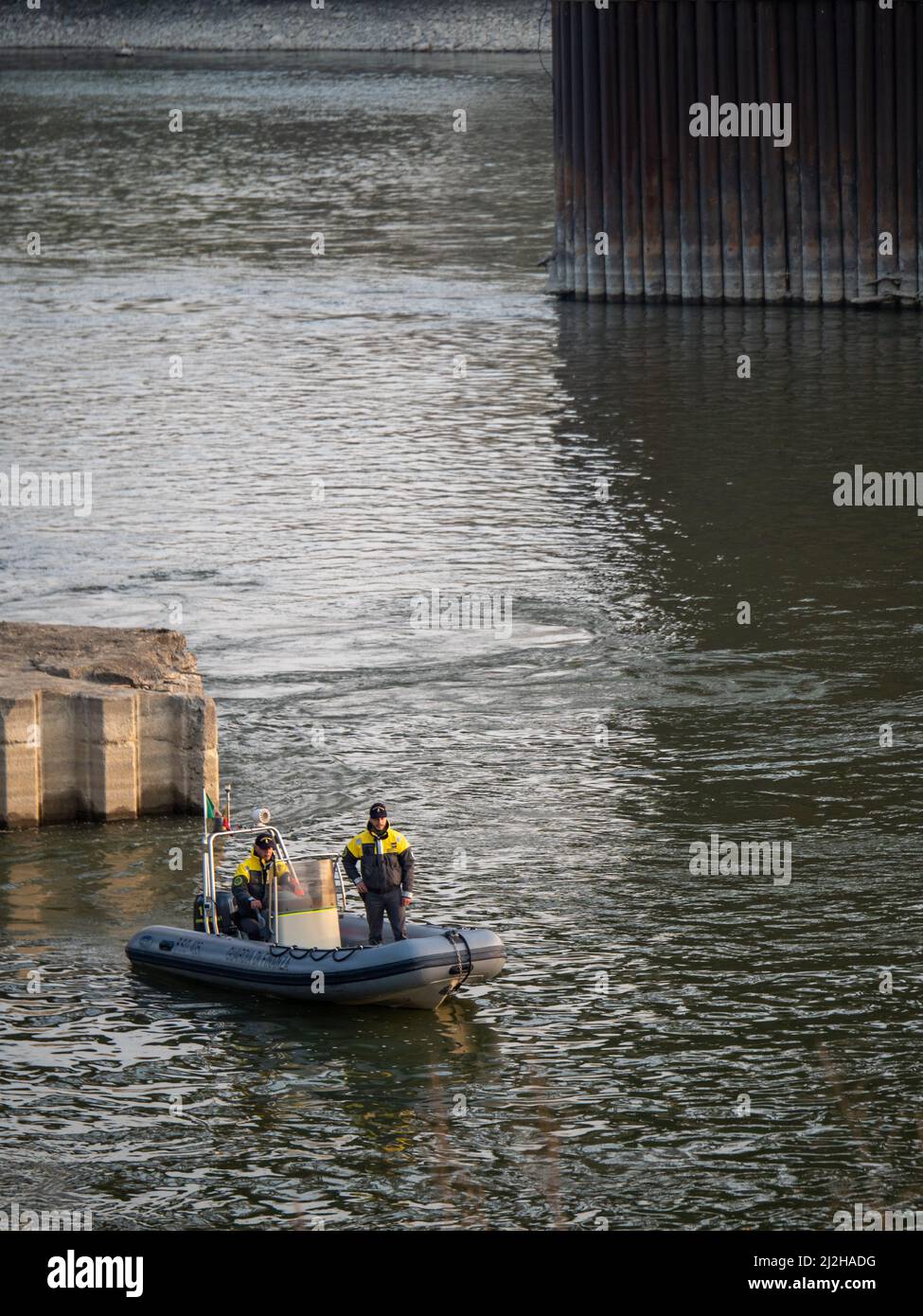 IRS polizia di evasione fiscale guardia di finanza al tramonto sulla costa del po, Lombardia, Italia Foto Stock