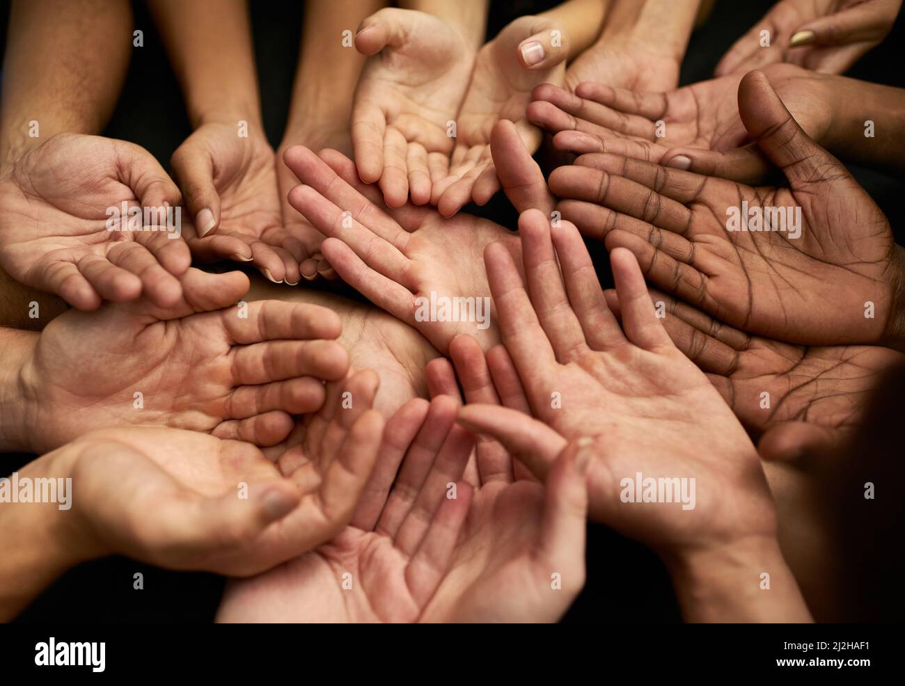 Sostenere una buona causa. Colpo di un gruppo di mani tenute insieme. Foto Stock
