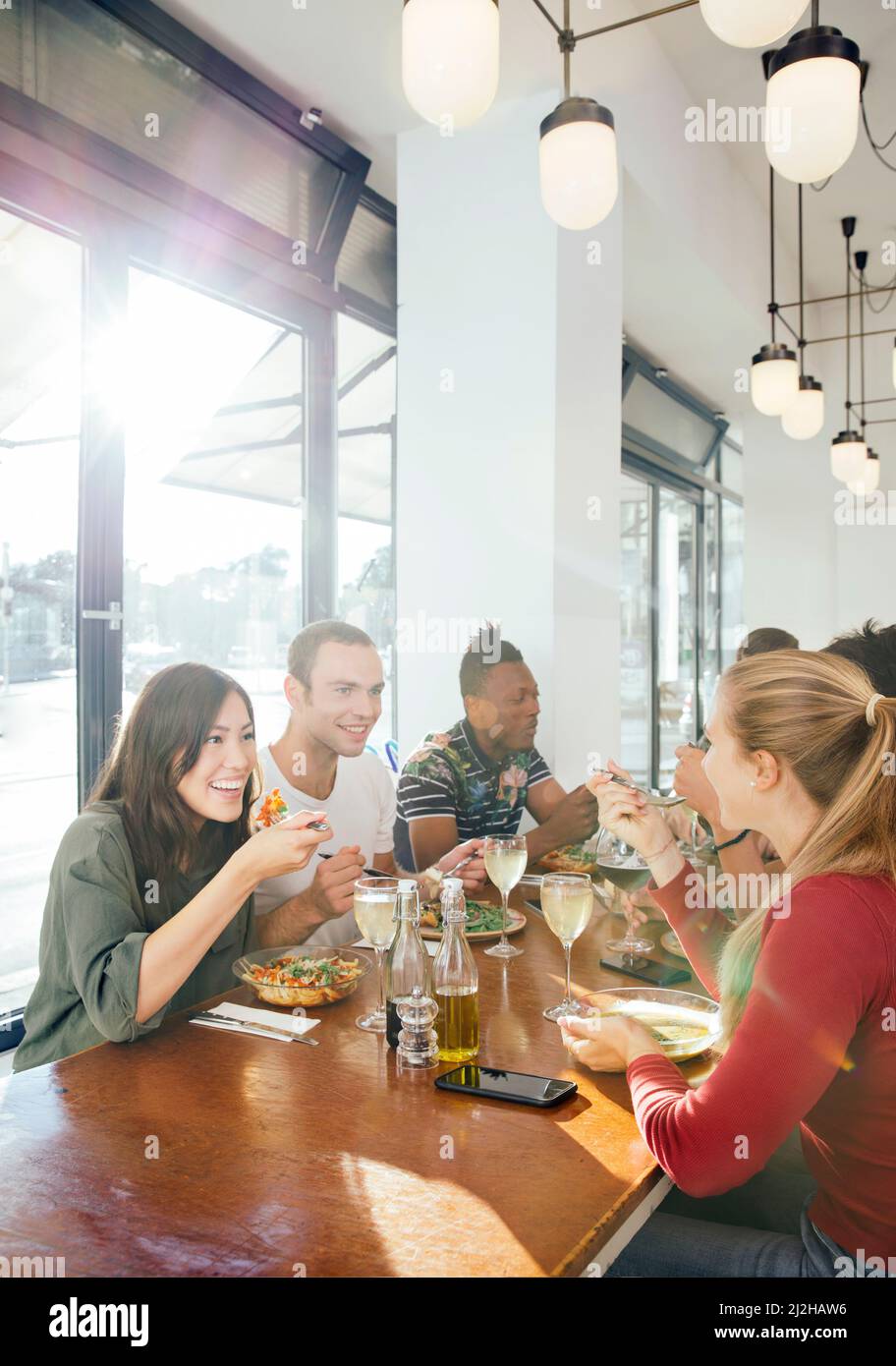 Gruppo di amici che gustano il pasto al ristorante Foto Stock