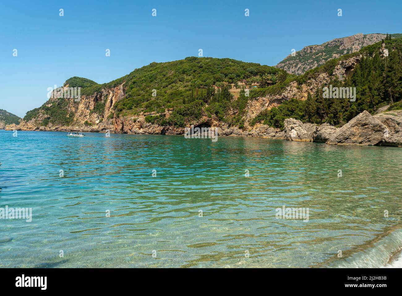 Grecia, Corfù, Mare e Spiaggia di hillsÊnear Liapades Foto Stock