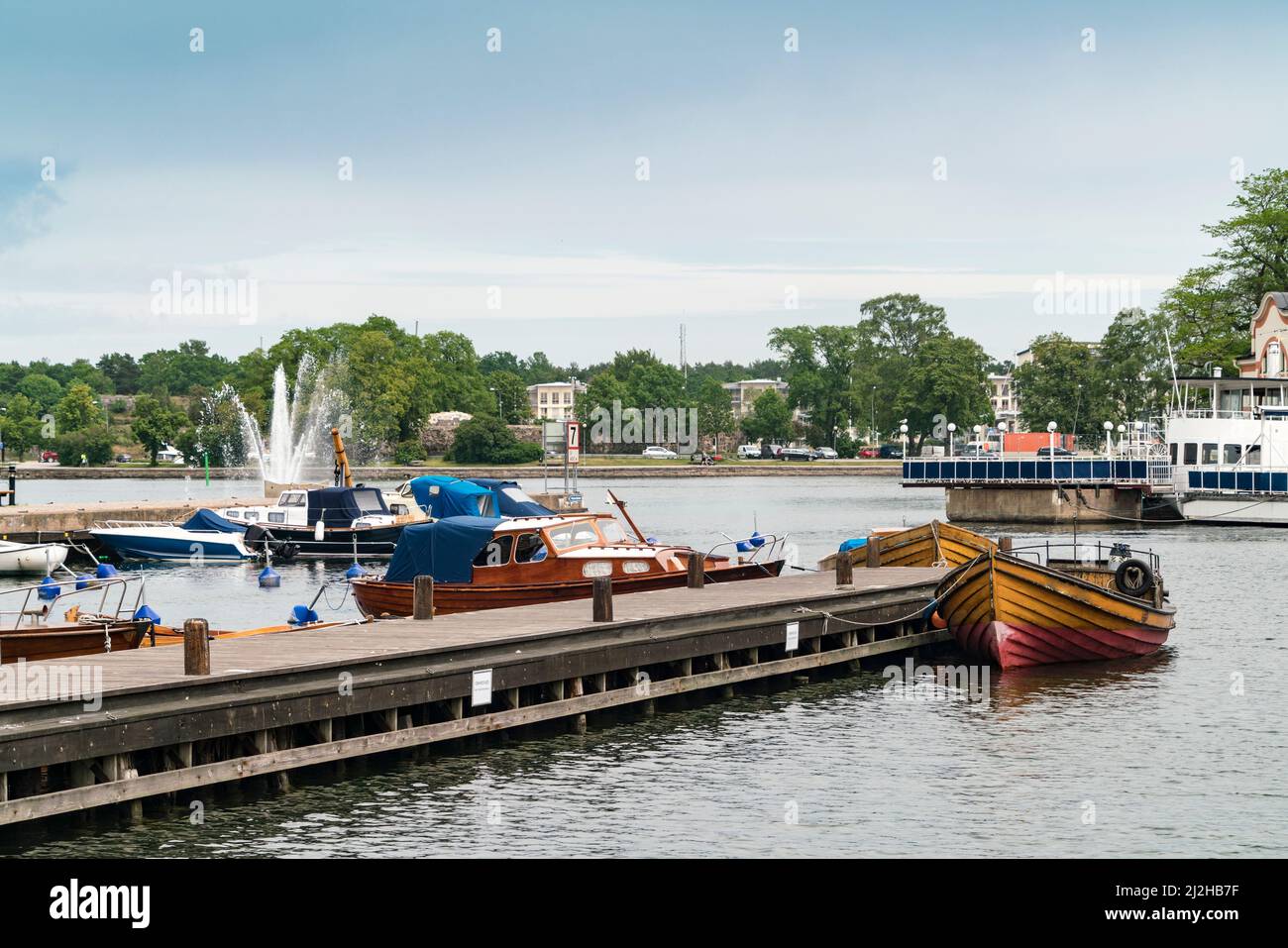 Svezia, Vastervik, barche ormeggiate al molo Foto Stock