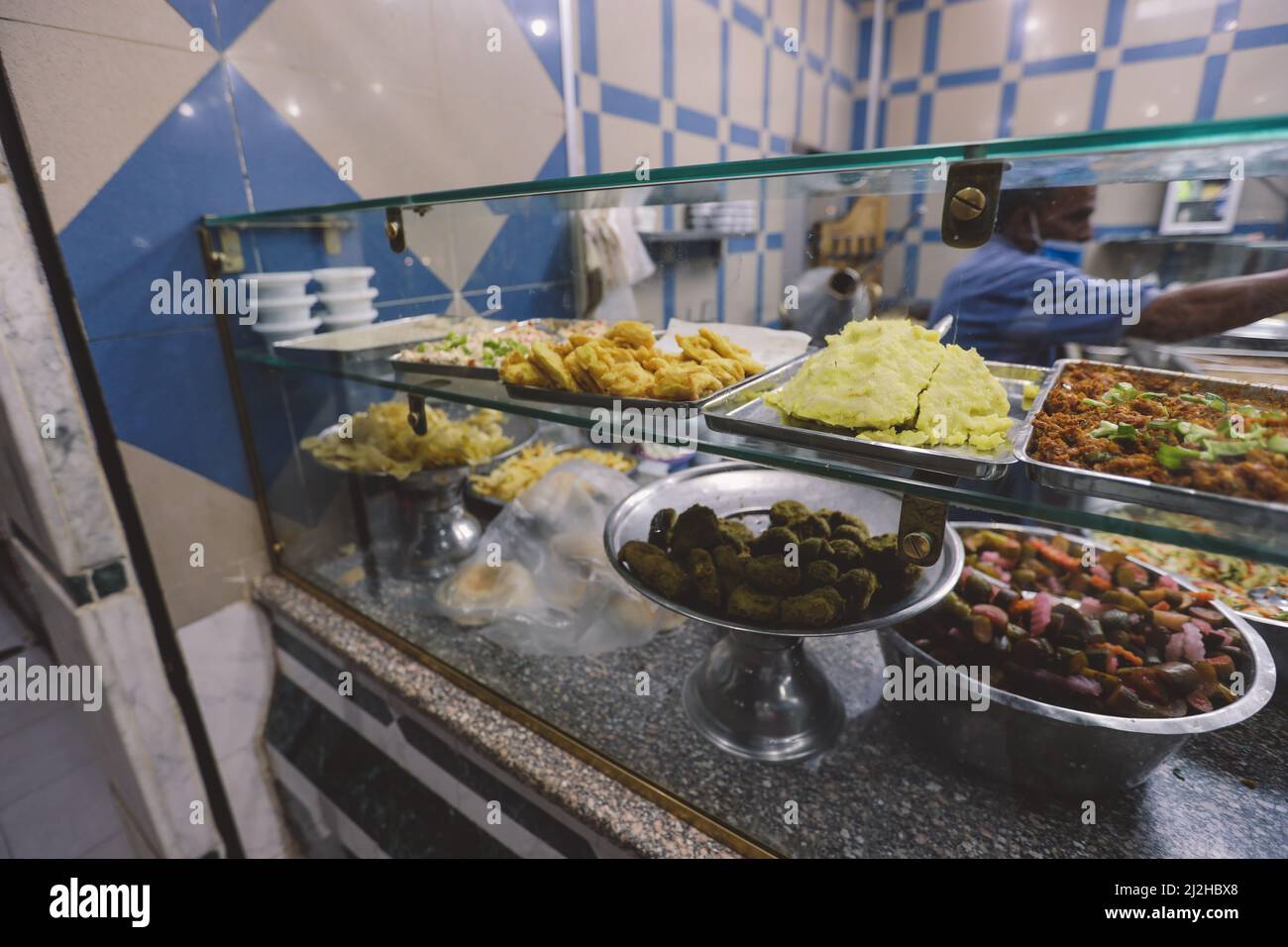 Street Arabic Food con uova e Falafel nel centro della città di Giza egiziana Foto Stock