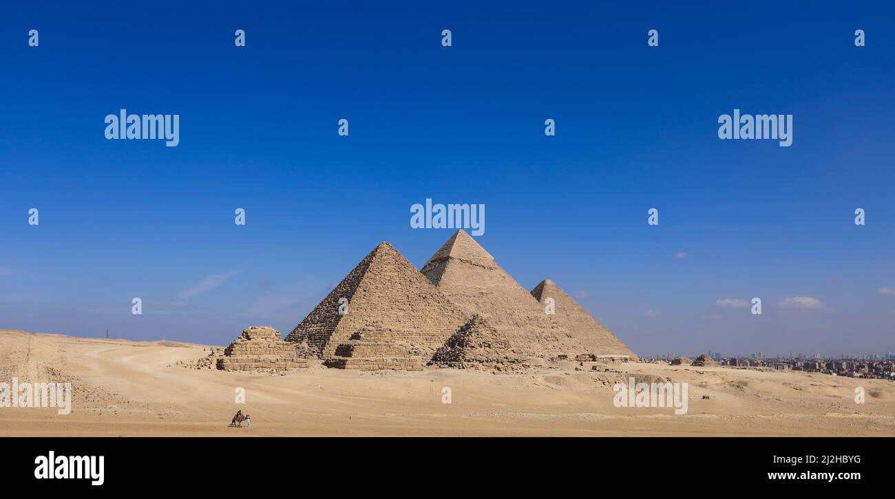 Vista principale di tutte le sette antiche piramidi Egizie dalla città di Giza Foto Stock