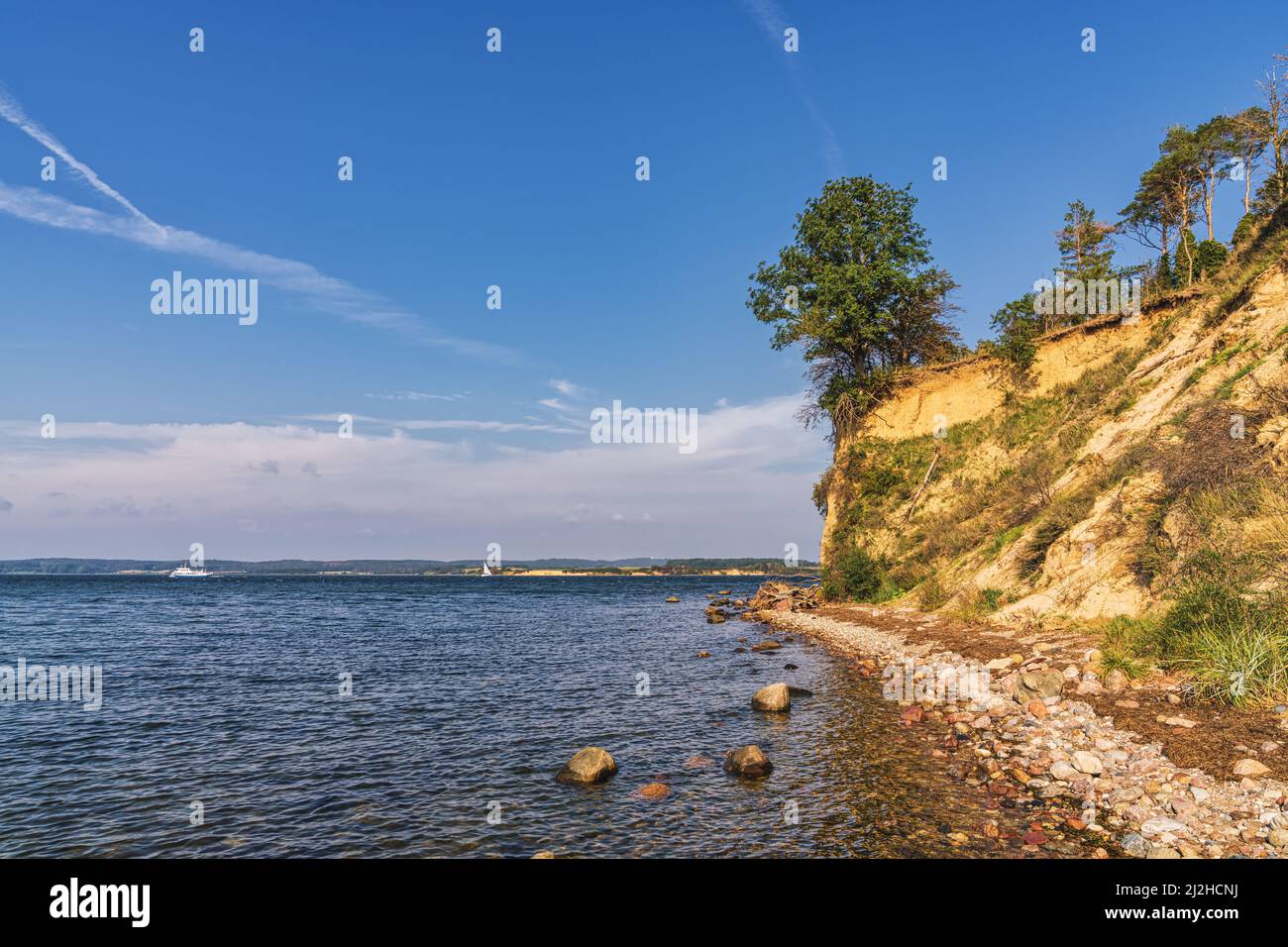 La costa del Mar Baltico e le scogliere vicino a Reddevitzer Hoeft sull'isola di Ruegen, Meclemburgo-Pomerania occidentale, Germania Foto Stock