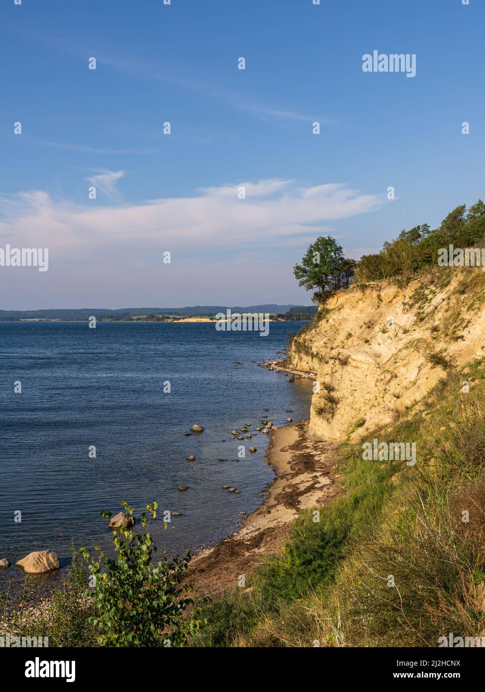 La costa del Mar Baltico e le scogliere vicino a Reddevitzer Hoeft sull'isola di Ruegen, Meclemburgo-Pomerania occidentale, Germania Foto Stock