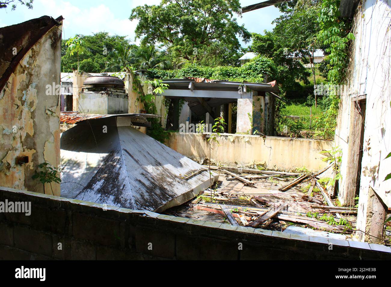 SAN ANTONIO, BELIZE - 26 OTTOBRE 2015 rovine della base di pattuglia dell'esercito britannico a Salamanca Camp Kitchen con il ventilatore sul pavimento Foto Stock