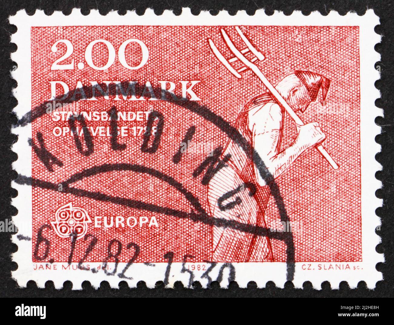 DANIMARCA - CIRCA 1982: Un francobollo stampato in Danimarca mostra Farmer, abolizione dell'Iscrizione, trasferimento di tutte le responsabilità per la Iscrizione militare Foto Stock