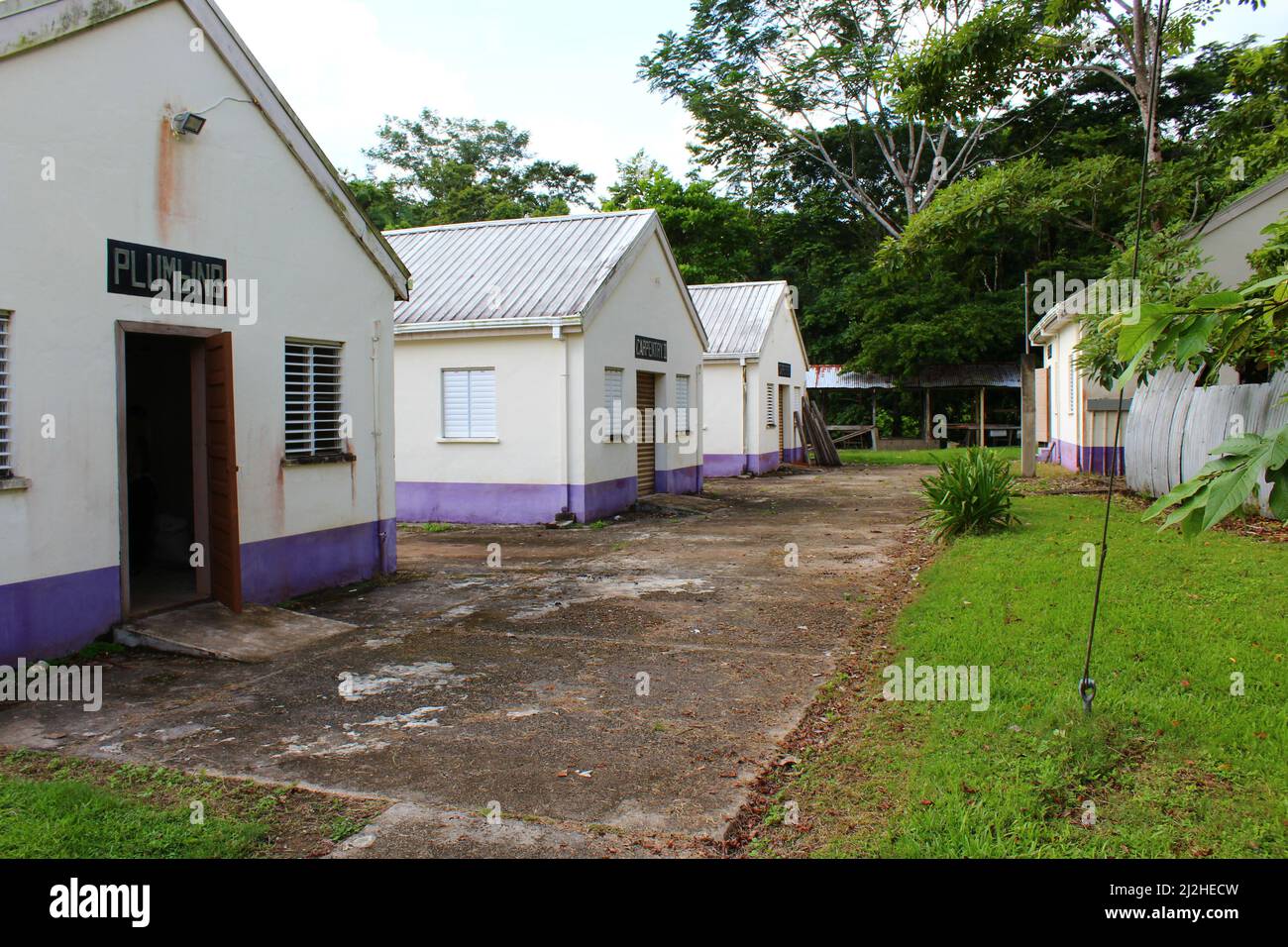 SAN ANTONIO, BELIZE - 26 OTTOBRE 2015 rovine della base di pattuglia dell'esercito britannico a Salamanca Camp Barracks ora usato come stanze di classe Foto Stock