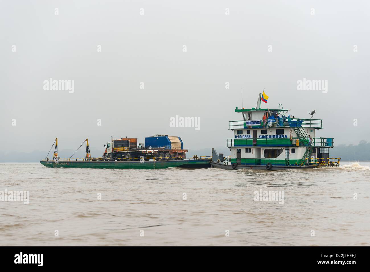 Nave per il trasporto di veicoli pesanti sul fiume Napo per l'estrazione di petrolio greggio nella foresta pluviale amazzonica, parco nazionale Yasuni, Ecuador. Foto Stock