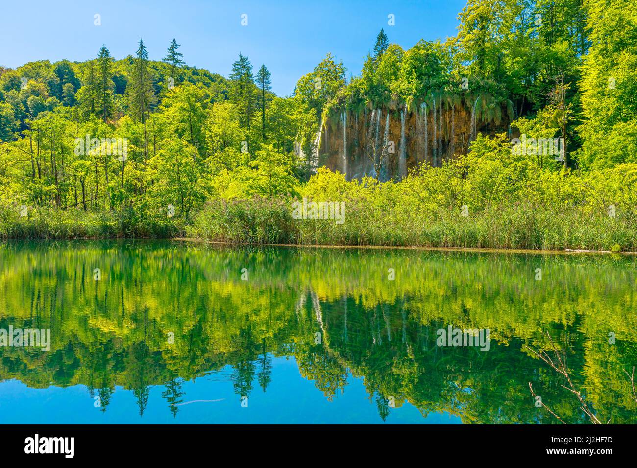 Gradinsko jezero Lago riflettente e cascata Mali Prstavac nel Parco Nazionale dei Laghi di Plitvice in Croazia nella regione di Lika. Sito patrimonio dell'umanità dell'UNESCO Foto Stock
