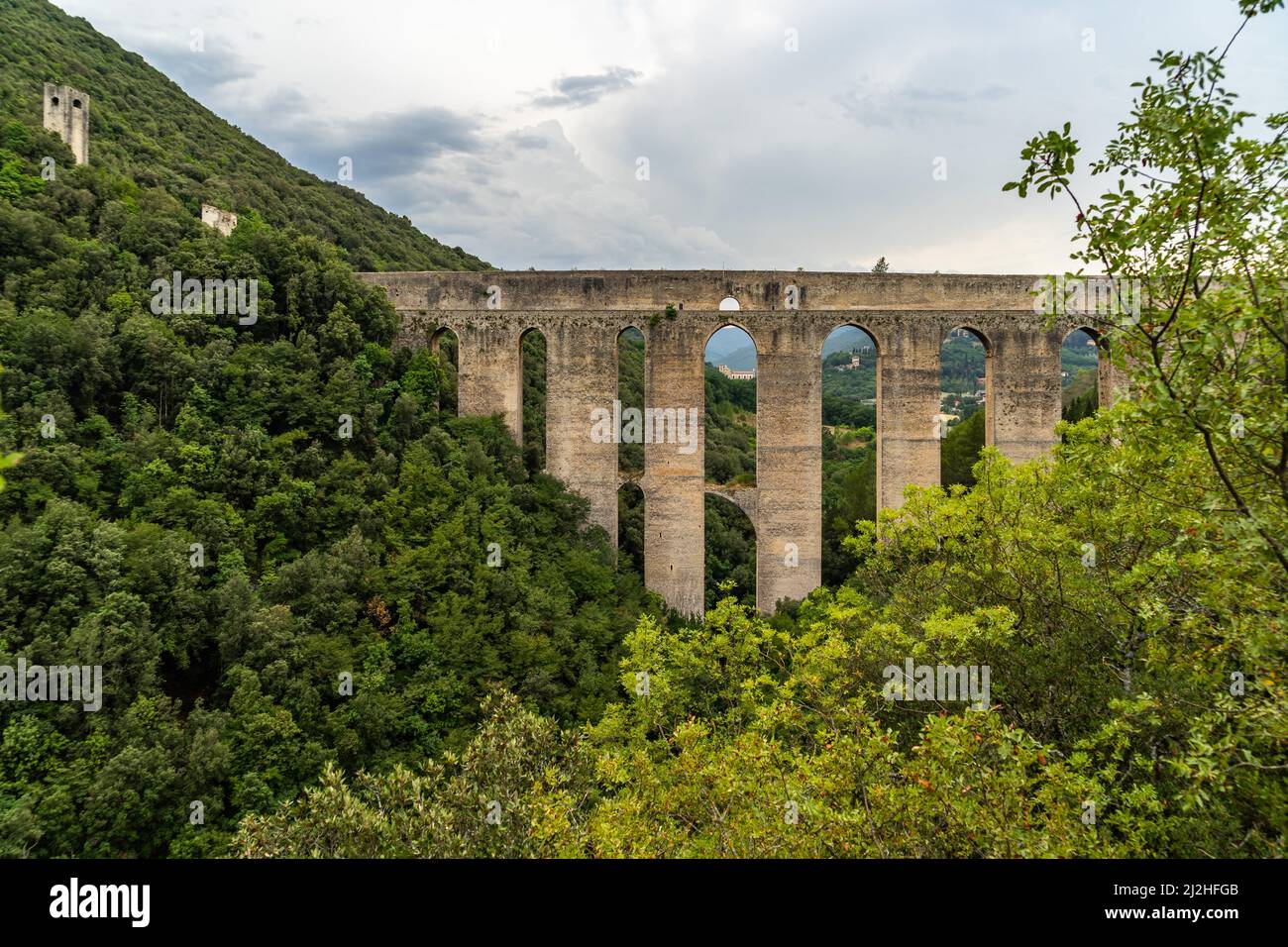 Uno splendido paesaggio del Ponte delle Torri o Ponte della Torre, Spoleto, Umbria, Italia Foto Stock