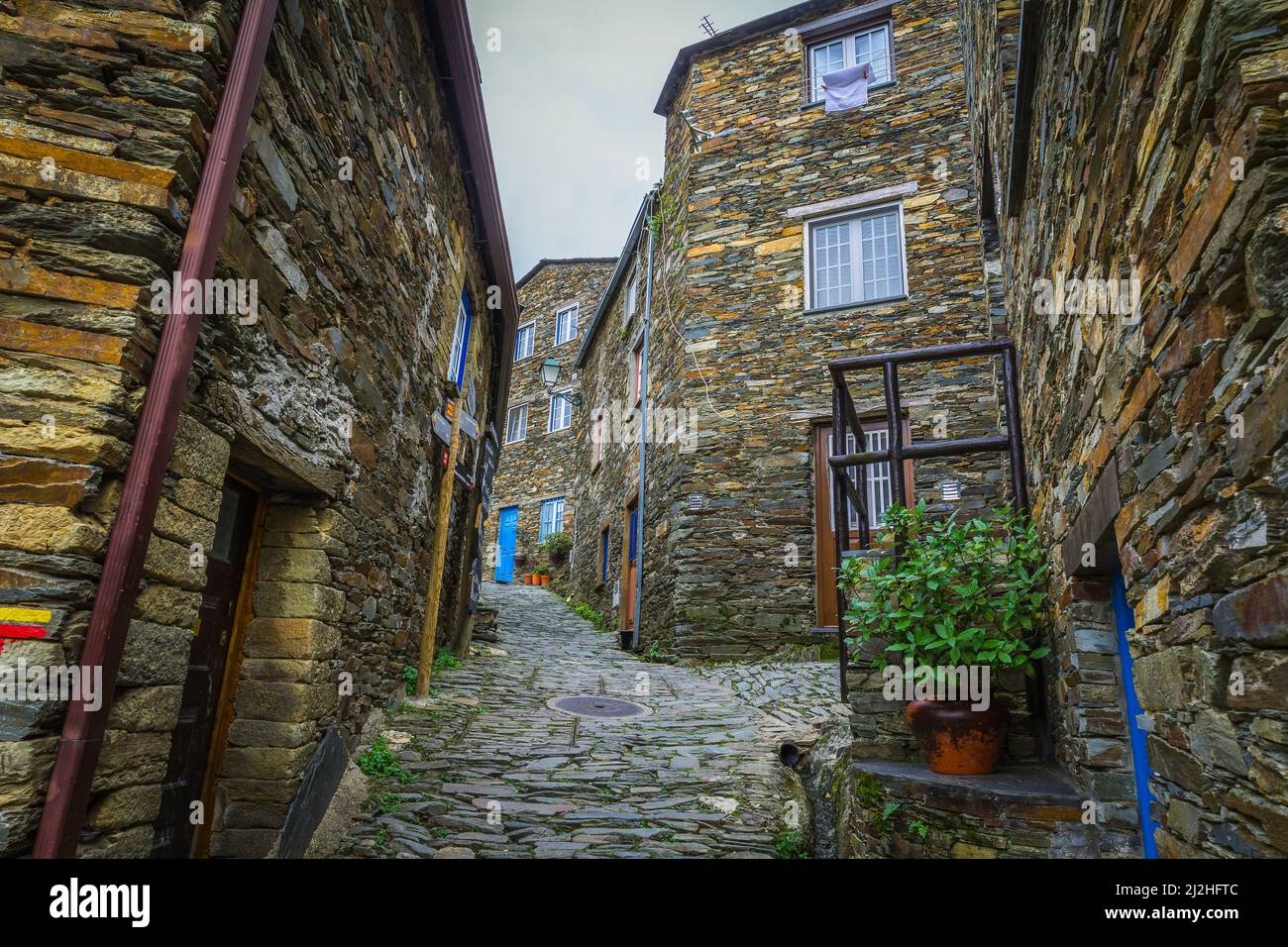 Una strada stretta tra case in pietra a Piodao, Aldeias de Xisto, Portogallo Foto Stock