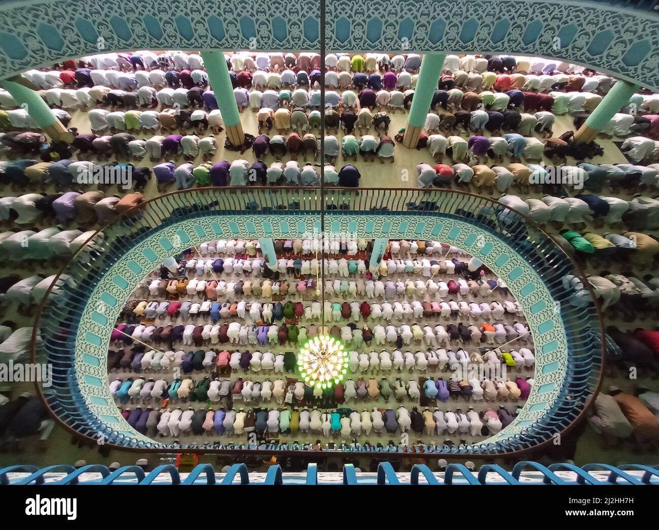 2 aprile 2022, Dhaka, Dhaka, Bangladesh: Decine di migliaia di devoti pagano il loro rispetto durante la preghiera musulmana di Jummah alla Moschea Nazionale di Baiul Mukarram a Dhaka, Bangladesh. Circa 10.000-15.000 persone hanno frequentato la Moschea per le loro preghiere settimanali. La Moschea Nazionale del Bangladesh, conosciuta come Baitul Mukarram o la Casa Santa in inglese, è una delle 10 moschee più grandi del mondo e può ospitare fino a 40.000 persone, anche nello spazio aperto esterno. La moschea ha diverse caratteristiche architettoniche moderne e allo stesso tempo conserva i principi tradizionali dell'architettura Mughal Foto Stock