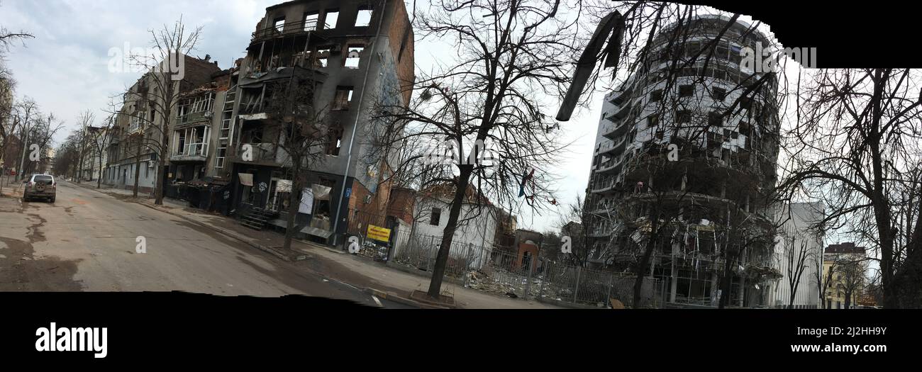 Una vista di uffici e case di appartamenti nel centro di Kharkiv, enormemente danneggiato dalle esplosioni di missili russi Foto Stock