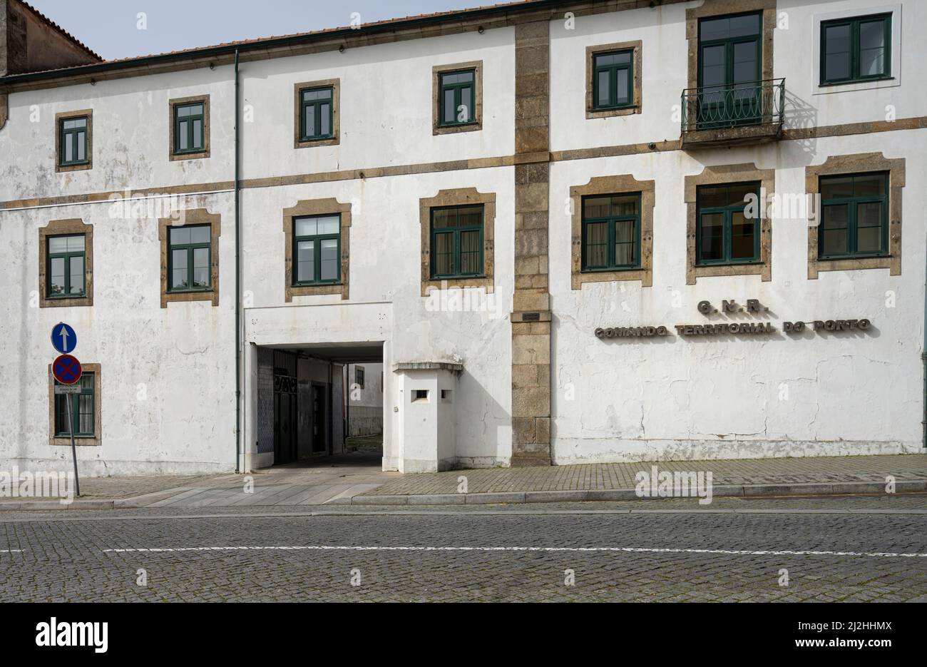 Porto, Portogallo. Marzo 2022. Vista esterna della sede del comando Provinciale della Guardia Nazionale Repubblicana nel centro della città Foto Stock