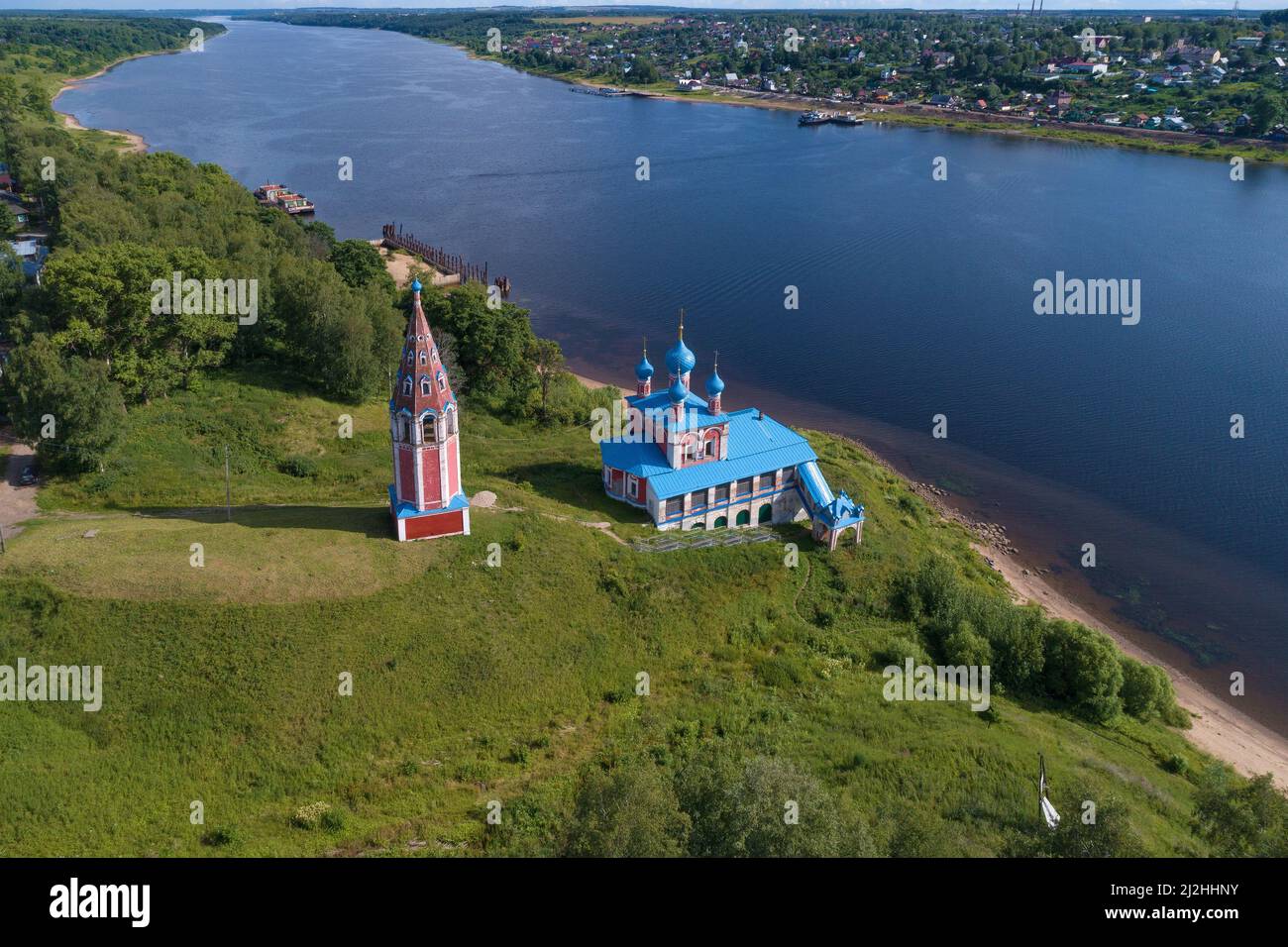 Chiesa del Kazan icona della Madre di Dio e il fiume Volga in una giornata di luglio soleggiata (vista aerea). Tutaev, regione di Yaroslavl. Russia Foto Stock