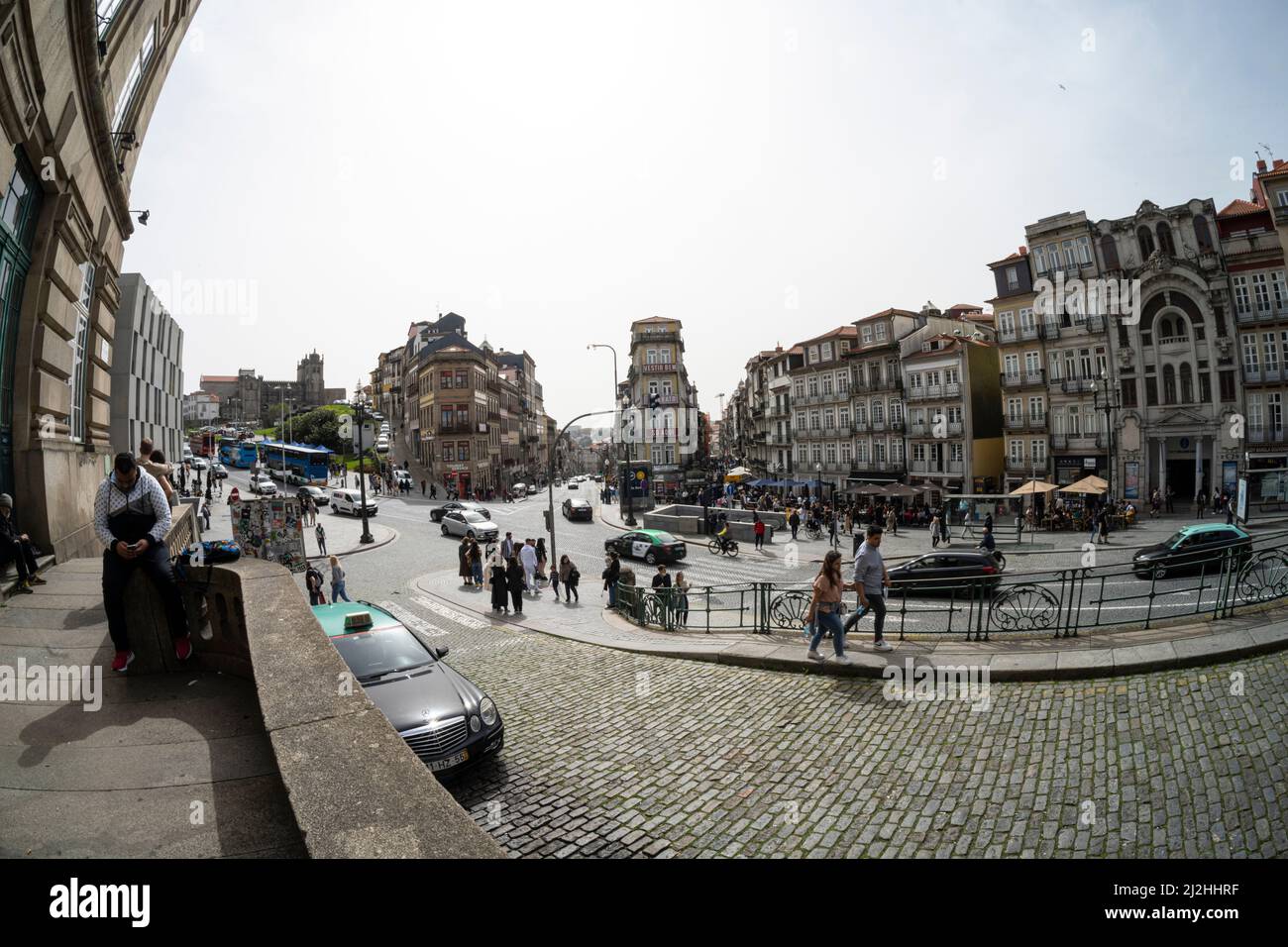 Porto, Portogallo. Marzo 2022. Vista fisheye della piazza Almeida Garrett nel centro della città Foto Stock