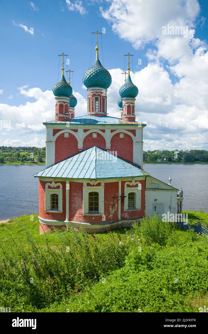 La vecchia chiesa dell Icona della Madre di Dio di Kazan sullo sfondo del fiume Volga su un luglio pomeriggio. Tutaev, Yaroslavl Regione. La Russia Foto Stock
