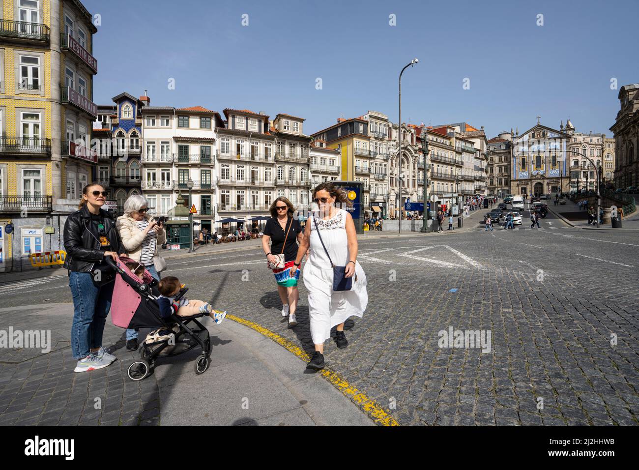 Porto, Portogallo. Marzo 2022. Vista sulla piazza Almeida Garret nel centro della città Foto Stock