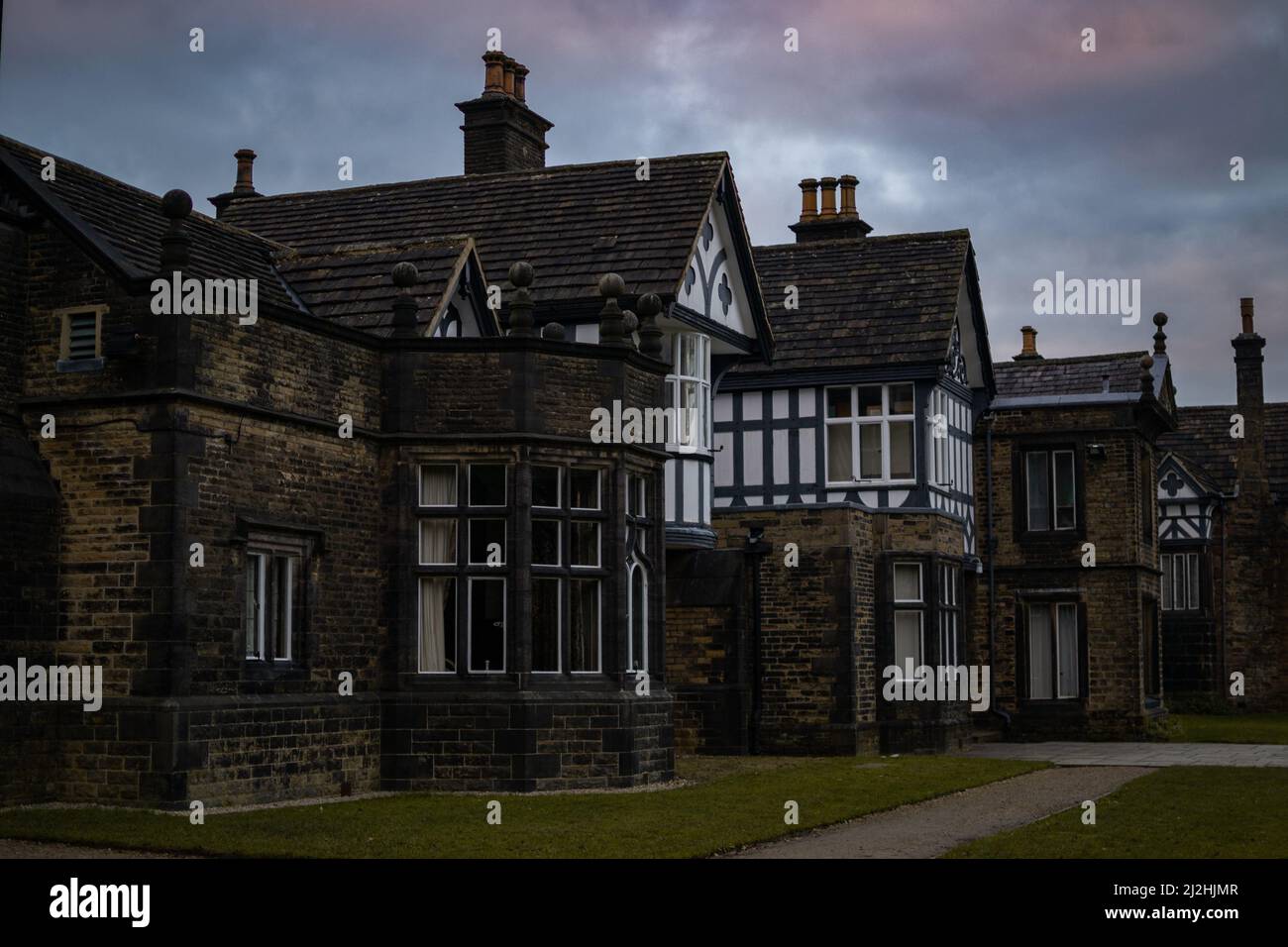 Smithills Hall, Bolton, Regno Unito con un bel cielo serale. Foto Stock