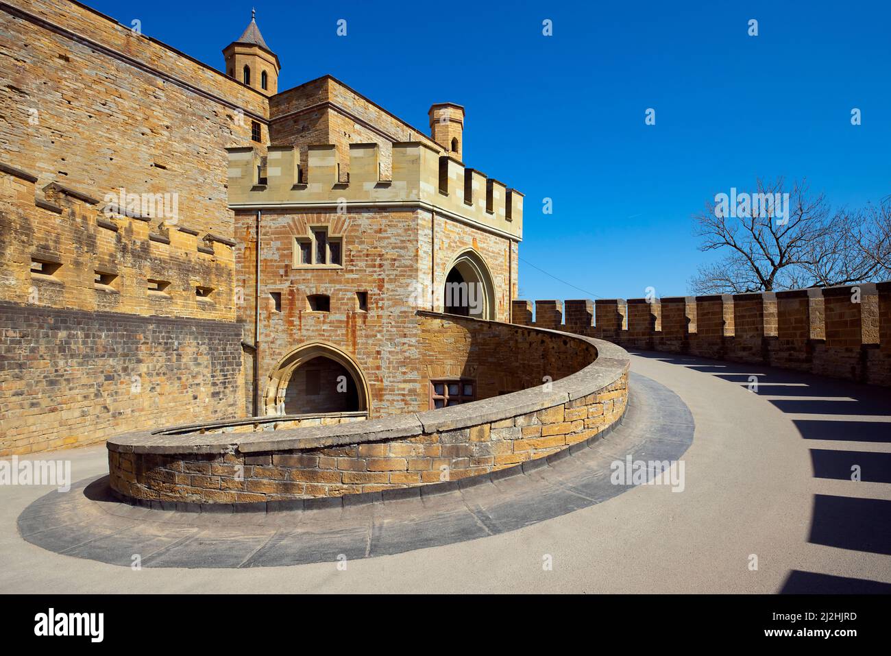 Il castello di Hohenzollern è un castello collinare situato sul monte Hohenzollern, un promontorio isolato del Giura svevo , nel centro di Baden-Württemberg, Foto Stock