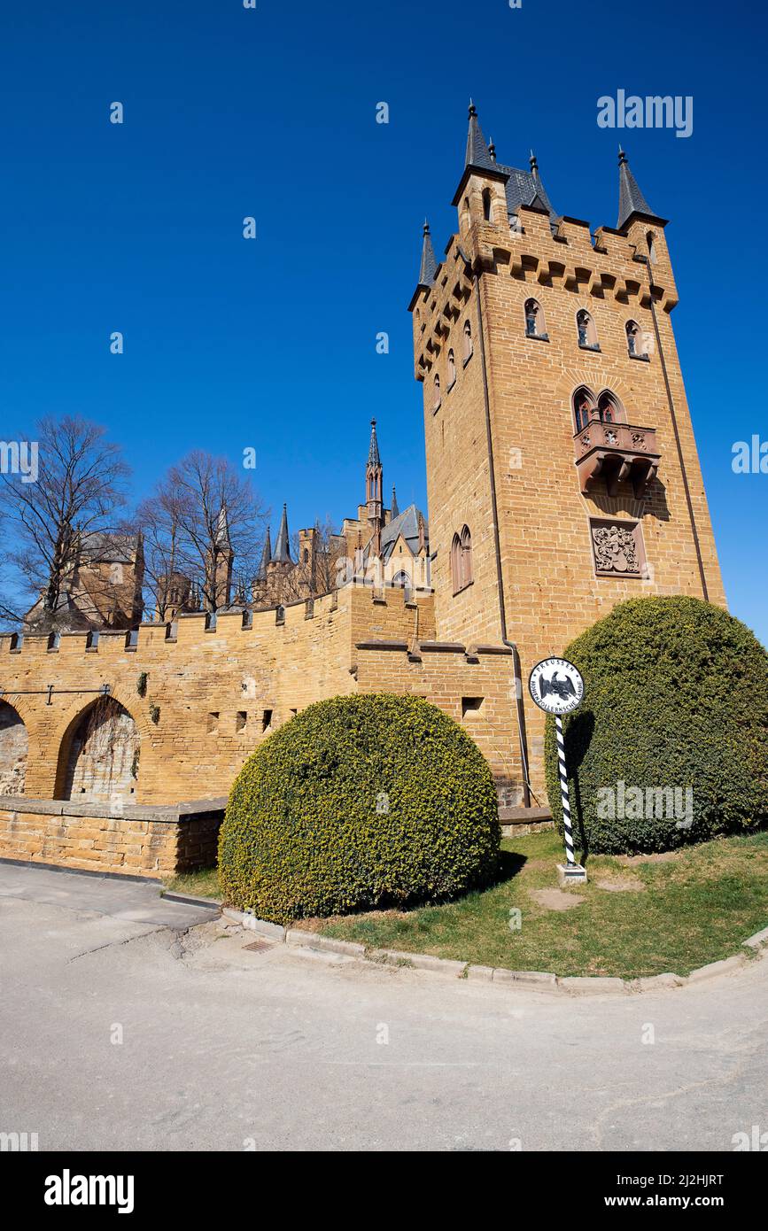 Torre cancello. Il castello di Hohenzollern è un castello collinare situato sul monte Hohenzollern, un promontorio isolato del Giura svevo , nel centro di Baden-W. Foto Stock