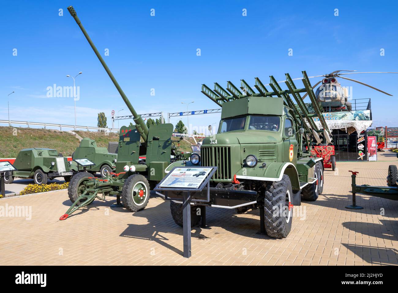 KAMENSK-SHAKHTINSKY, RUSSIA - 12 FEBBRAIO 2022: BM-13 è un veicolo da combattimento sovietico per l'artiglieria a razzo nella mostra del Patriot Park in una giornata di sole Foto Stock