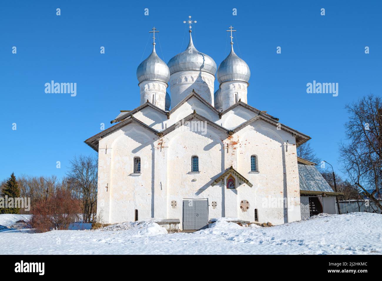 Chiesa di Boris e Gleb a Plotniki (1536) in una giornata di sole marcia. Veliky Novgorod, Russia Foto Stock