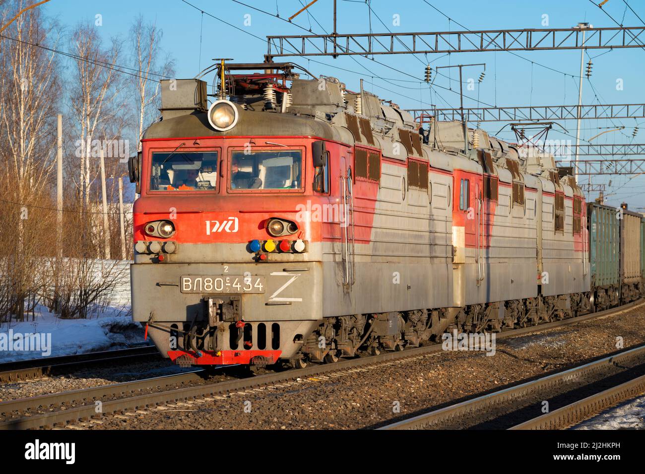 SHARYA, RUSSIA - 19 MARZO 2022: VL80S primo piano della locomotiva elettrica in una giornata di marcia soleggiata Foto Stock