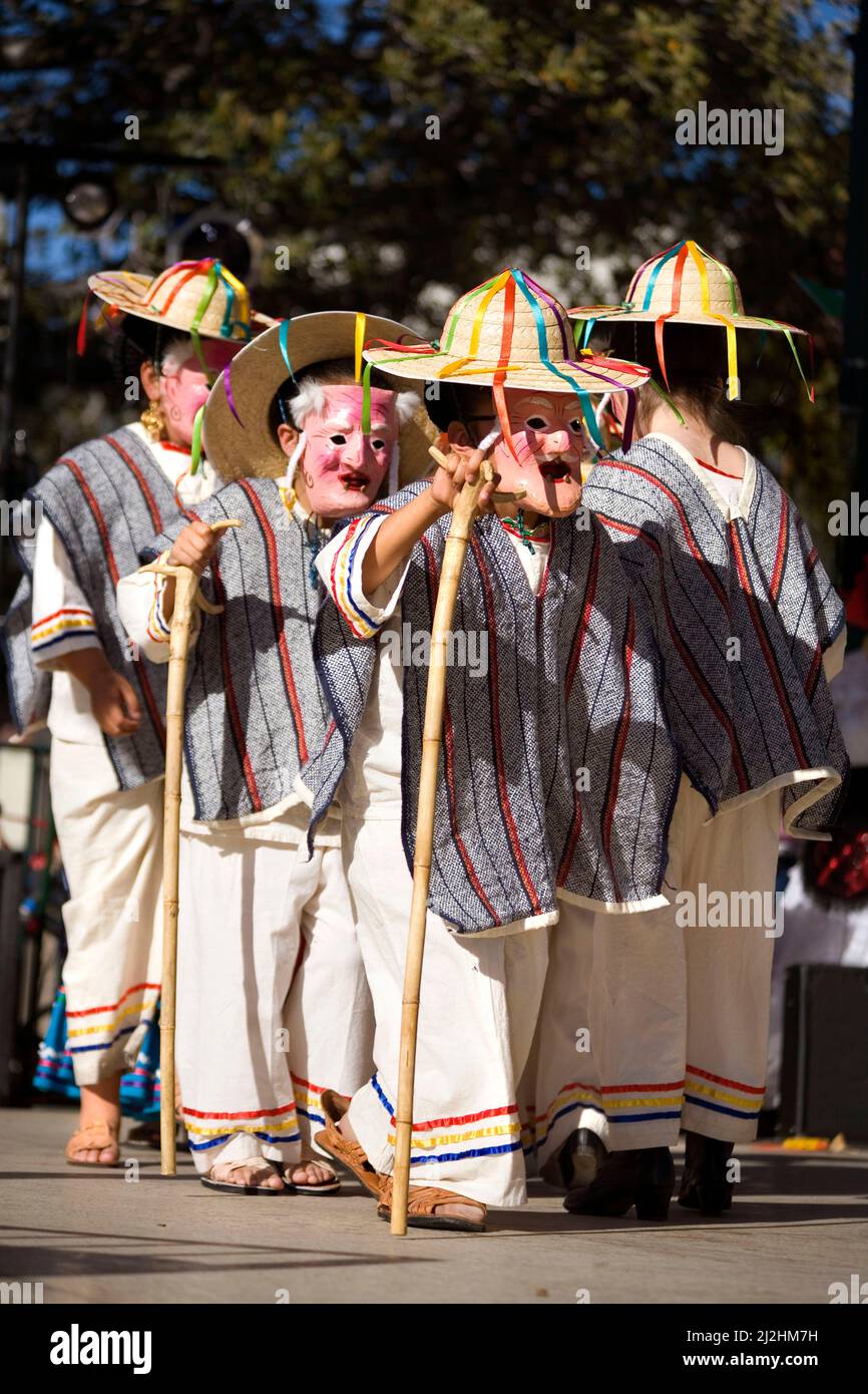 I bambini si esibiscono in ballerini folcloristici festival Cinco de Mayo Foto Stock