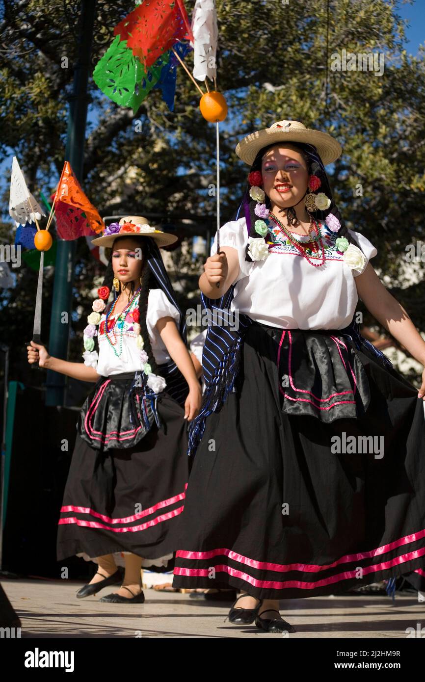 Groupe esegue danza folclorica  festival Cinco de Mayo Foto Stock