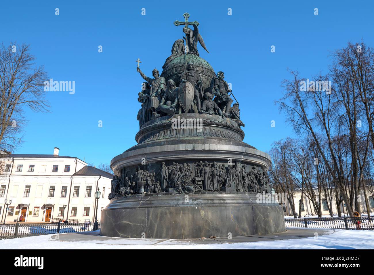 Monumento 'millennio della Russia' (installato nel 1862) nel Cremlino di Veliky Novgorod in una giornata di sole marcia. Russia Foto Stock