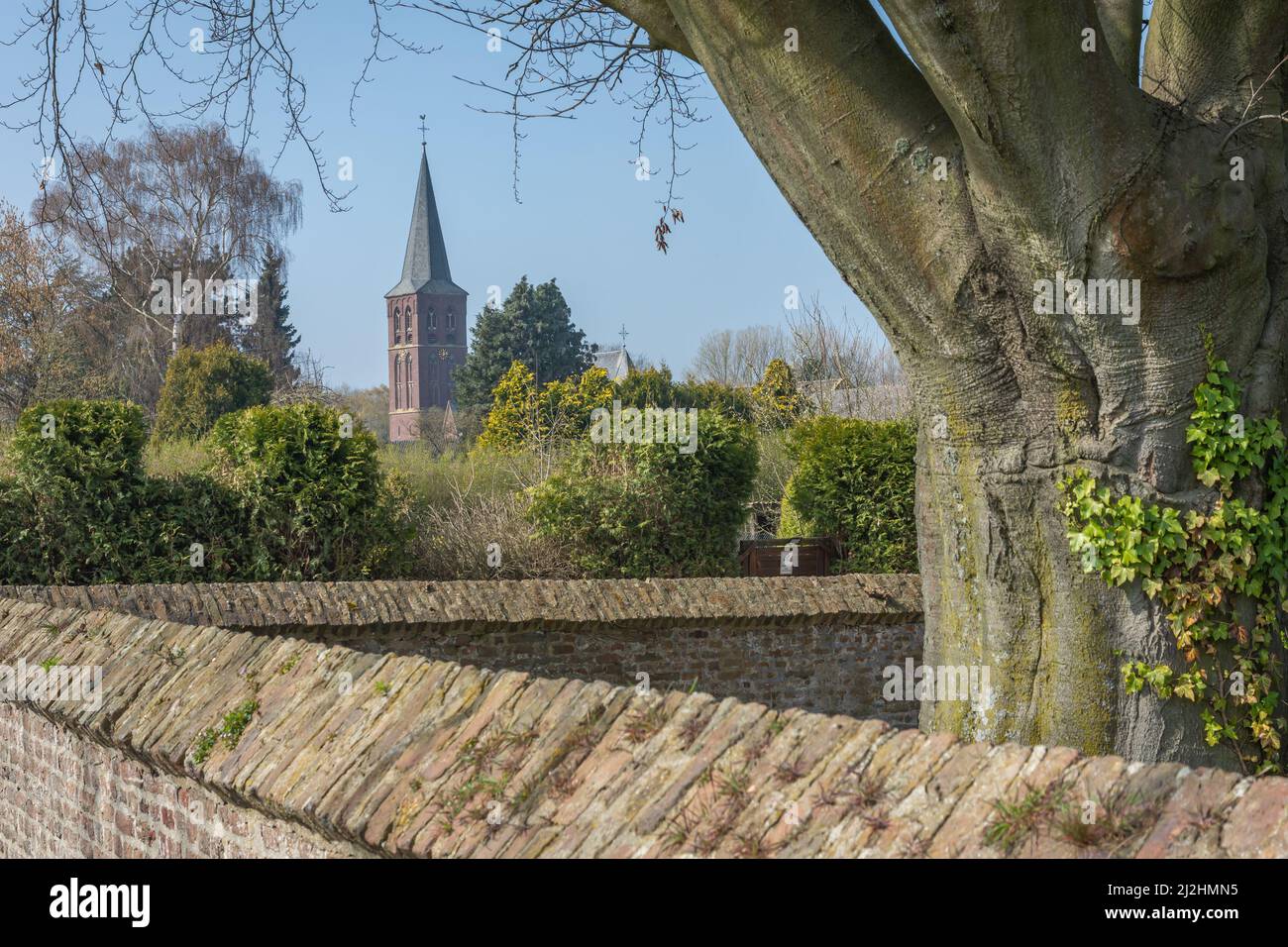 Chiesa di Keyenberg che è designato per essere demolito per dare il posto alla miniera di Openstast Garzweiler Foto Stock