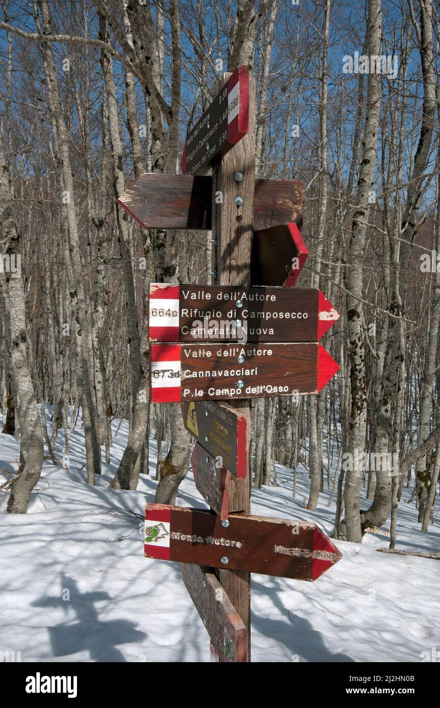Segnaletica in legno nel Parco Regionale dei Monti Simbruini, Lazio, Italia Foto Stock