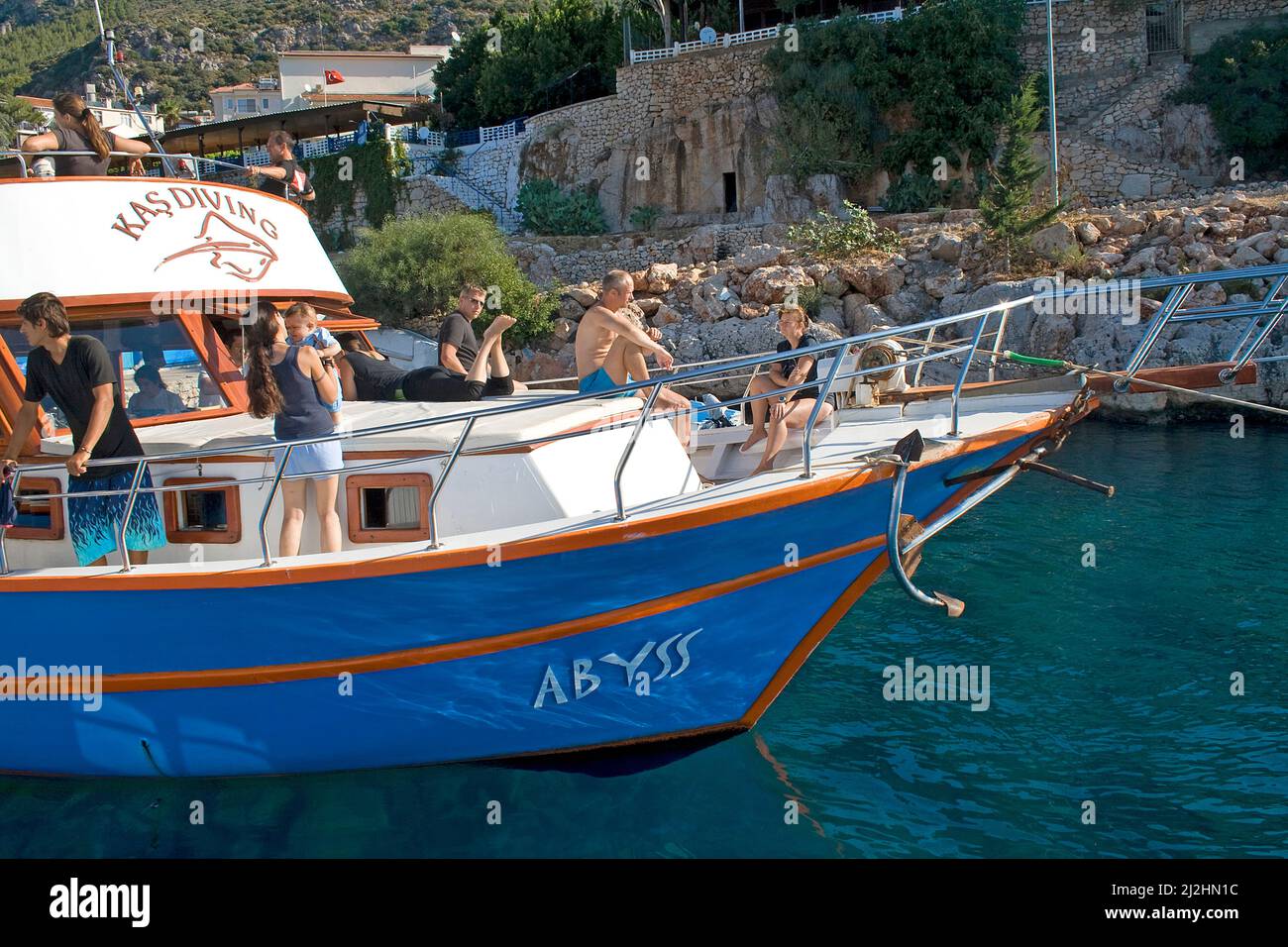 Prendere il sole sul ponte anteriore, barca subacquea di Kas diving, Kas, Lykia, Turchia Foto Stock